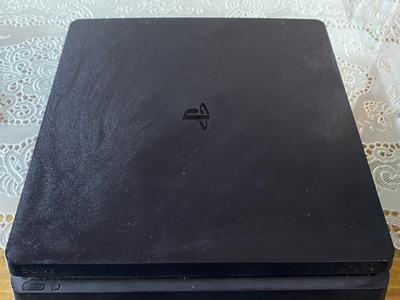 Cần bán máy ps4 hình thức 95%. Máy chạy mượt không lỗi lầm 0