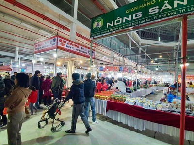 Kiot tại chợ trung tâm du lịch Lào Cai, chợ không ngủ 24/24h. Giá chỉ từ 150 triệu. 2