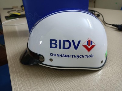 Xưởng in ấn quà tặng có logo thương hiệu, cốc chén, mũ bh, áo mưa, đồng hồ 2