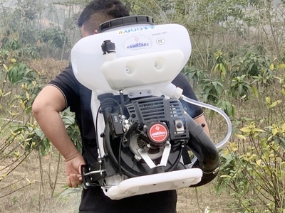 Máy phun thuốc Kawasaki TK65 diệt trừ sâu bọ cho vườn rau 4