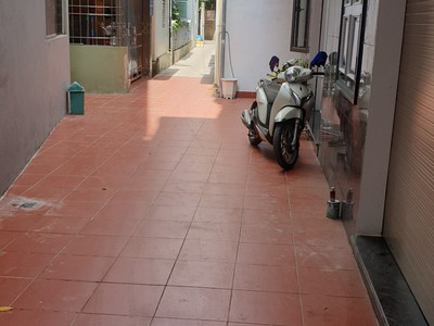 Chính chủ cần bán gấp căn nhà 3 tầng, sân cổng riêng. 0