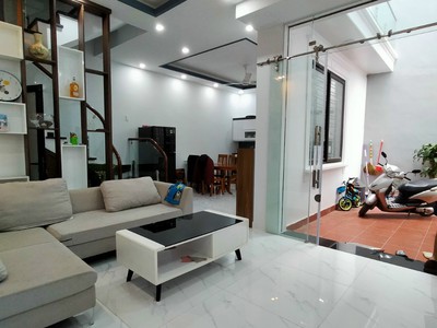 Chính chủ cần bán gấp căn nhà 3 tầng, sân cổng riêng. 1