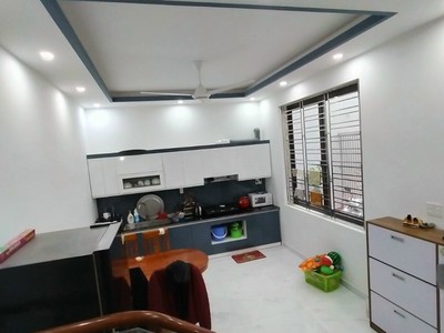 Chính chủ cần bán gấp căn nhà 3 tầng, sân cổng riêng. 2
