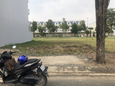 Cần bán nền 100m2 cách cổng chinh kdt five star eco city 2  tầm 20m, sổ sẵn đi công chứng sang tên 1