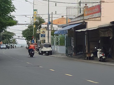 Cho thuê nhà đường Đặng Tất - Vĩnh Hải - Ngang 11m - Gần biển 0