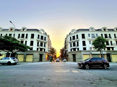 Căn shophouse duy nhất còn bán gần ub gia lâm, chung cư blue star. giá hấp dẫn. lh 0926782459. 0