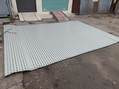 Thanh lý bộ cửa cuốn điện cho ai có nhu cầu sử dụng 0