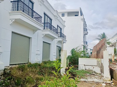 Nhà xây sẵn măt tiền chợ chờ làm lộ đầu tư sinh lời cao 1