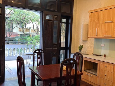 Cho thuê căn hộ Mặt Phố Quảng Khánh 1 ngủ 60m đủ đồ, có ban công rộng 3 bước 4