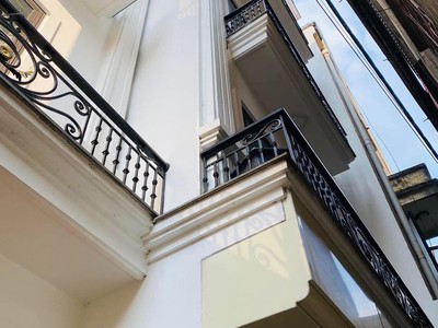 Bán gấp nhà lạc long quân 5 tầng mới đẹp mặt ngõ, 2 thoáng, ô tô 1