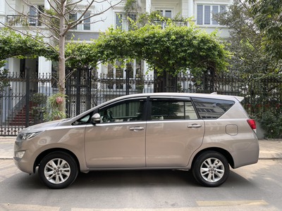 Tôi cần bán chiếc xe ô tô Toyota Innova 2.0E màu đồng ánh kim,sx 2018,biên HN 1