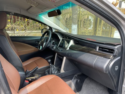 Tôi cần bán chiếc xe ô tô Toyota Innova 2.0E màu đồng ánh kim,sx 2018,biên HN 7