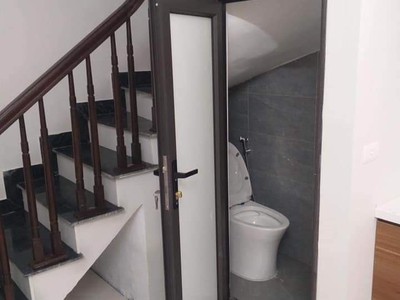 Mặt  - 2 xe tải tránh nhau - kinh doanh mọi loại hình - nhà mới kính trung tâm giữa bến xe nước 4