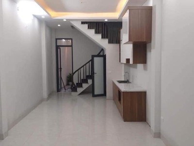 Mặt  - 2 xe tải tránh nhau - kinh doanh mọi loại hình - nhà mới kính trung tâm giữa bến xe nước 3