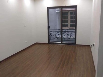 Mặt  - 2 xe tải tránh nhau - kinh doanh mọi loại hình - nhà mới kính trung tâm giữa bến xe nước 2