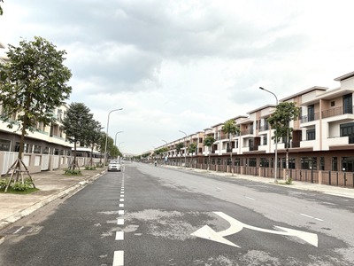 Bán gấp nhà phố 3 tầng trục đi bộ 26m khu đô thị centa city chỉ với 7 tỷ 120m2 3
