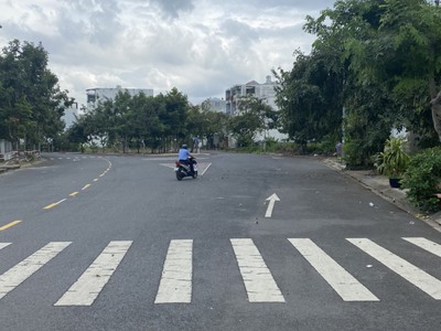 Bán lô góc 2 mặt tiền, đối diện công viên, sổ hồng xây dựng tự do ngay trung tâm quận 2. tp hồ chí 2