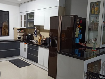 Căn hộ có diện tích 161m2, gồm 3 phòng ngủ, 2 phòng tắm, đầy đủ nội thất cao cấp. 4
