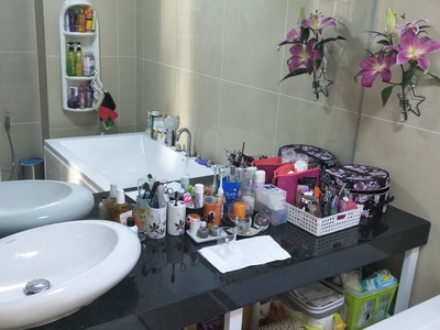 Căn hộ có diện tích 161m2, gồm 3 phòng ngủ, 2 phòng tắm, đầy đủ nội thất cao cấp. 2
