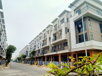 Bán nhà 4 tầng giá rẻ gần chung cư, giáp dân cư đông đúc, tiềm năng kinh doanh sầm uất, pháp láy 1