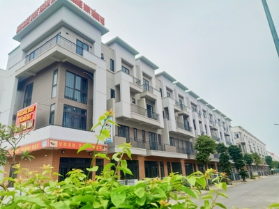 Bán nhà 4 tầng giá rẻ gần chung cư, giáp dân cư đông đúc, tiềm năng kinh doanh sầm uất, pháp láy 2