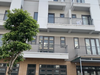 Bán nhà 4 tầng giá rẻ gần chung cư, giáp dân cư đông đúc, tiềm năng kinh doanh sầm uất, pháp láy 4