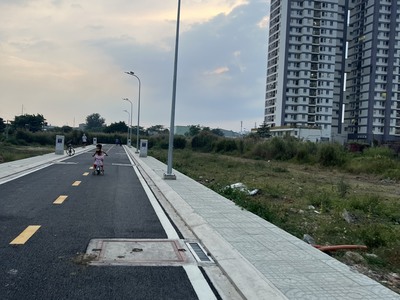 Vợ chồng tôi cần bán mảnh đất dịch vụ Kinh Doanh- gần bến xe Miền Tây II - 100m2 giá 1 tỷ 899TR. 0