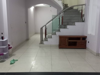 Cho thuê nhà khu dịch vụ mậu lương 3 tầng ô tô đỗ cửa. 0