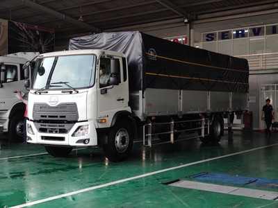 Xe tải thùng UD Trucks LKE 210 Thùng mui bạt 0