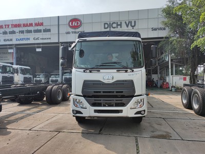 Xe tải thùng UD Trucks LKE 210 Thùng mui bạt 1