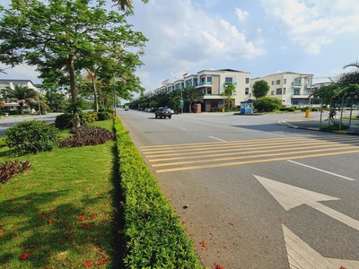 Gia đình cần bán nhanh căn shophouse trục chính đường 56m khu đô thị centa city từ sơn 0
