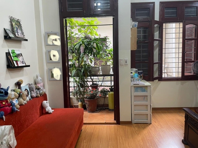 Bán nhà riêng ở cầu giấy 60m2, 5 tầng mặt tiền 5m, ngõ thông thoáng, cạnh phố ở nay chỉ 7 tỷ 1