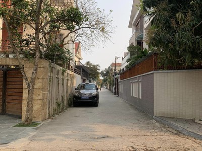  Bán đất tặng nhà cấp 4 còn mới , xóm 18 nghi phú  Diện tích 250m2 , mặt tiền hơn 12m  Hướng đ 2