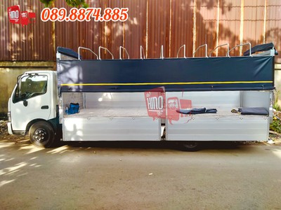 Hino XZU730 5 Tấn Thùng Mui Bạt Nhôm 5m7 5