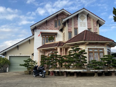Bán villa xa hoa có sân căn vườn bosai rộng lớn- hồ nước tập bơi- hồ cá coi vip ở cách quốc lộ 20 3
