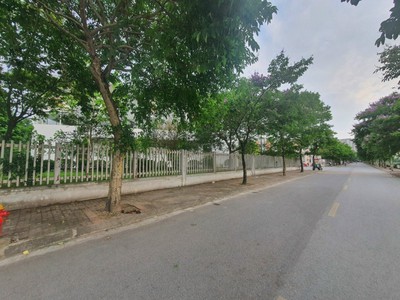 Đất phân lô phố cổ linh, lô góc 2 mặt thoáng, view hồ 0