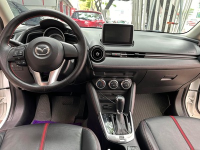 Cần bán Mazda2 1.5 AT 2018 màu trắng cực đẹp. Ce đủ hồ sơ gốc cầm tay 10