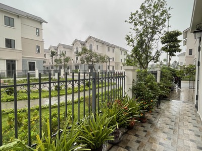 Cho thuê biệt thự căn góc vườn hoa 135m2 KĐT Centa City 1