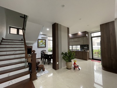Cho thuê biệt thự căn góc vườn hoa 135m2 KĐT Centa City 7