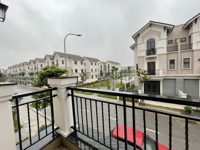 Cho thuê biệt thự căn góc vườn hoa 135m2 KĐT Centa City 10