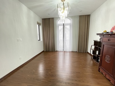 Cho thuê biệt thự căn góc vườn hoa 135m2 KĐT Centa City 14
