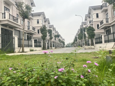 Biệt thự 135m xây dựng sẵn 3 tầng đẹp ngay trung tâm thủ đô giá chỉ 6,x tỷ tại kđt centa vsip 3