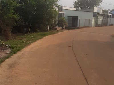 Định cư nước ngoài nên cần bán miếng đất mặt tiền đường liên ấp 0