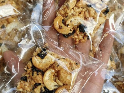 Gói 500gr Snack cơm cháy phủ hạt điều mix rong biển lúc lắc giòn rụm 0