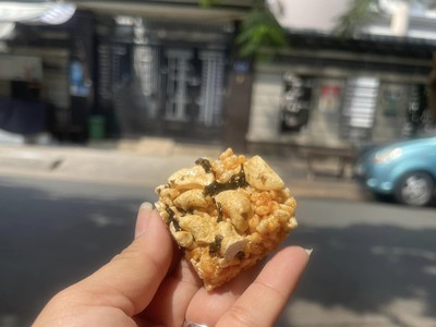 Gói 500gr Snack cơm cháy phủ hạt điều mix rong biển lúc lắc giòn rụm 1