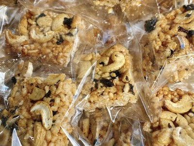 Gói 500gr Snack cơm cháy phủ hạt điều mix rong biển lúc lắc giòn rụm 2