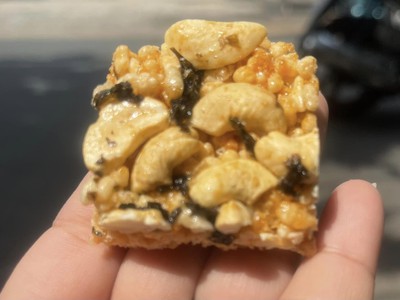 Gói 500gr Snack cơm cháy phủ hạt điều mix rong biển lúc lắc giòn rụm 3