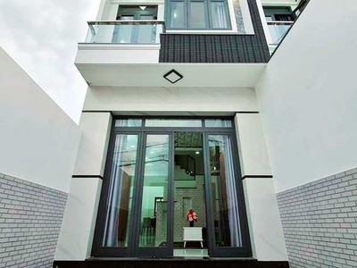 Bán nhà 1 trệt, 3 lầu KDC cao cấp cách Hóc Môn 10 phút xe máy 0