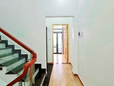 Bán nhà 1 trệt, 3 lầu KDC cao cấp cách Hóc Môn 10 phút xe máy 5