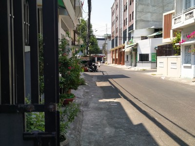 Chính chủ cần bán nhanh nhà sạch sẽ thoáng mát ngay mặt đường thuận tiện kinh doanh buôn bán 0
